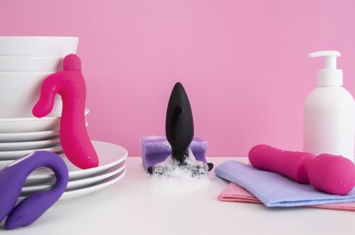 Ghid de îngrijire și curățare a jucăriilor sexuale (sigur și simplu)